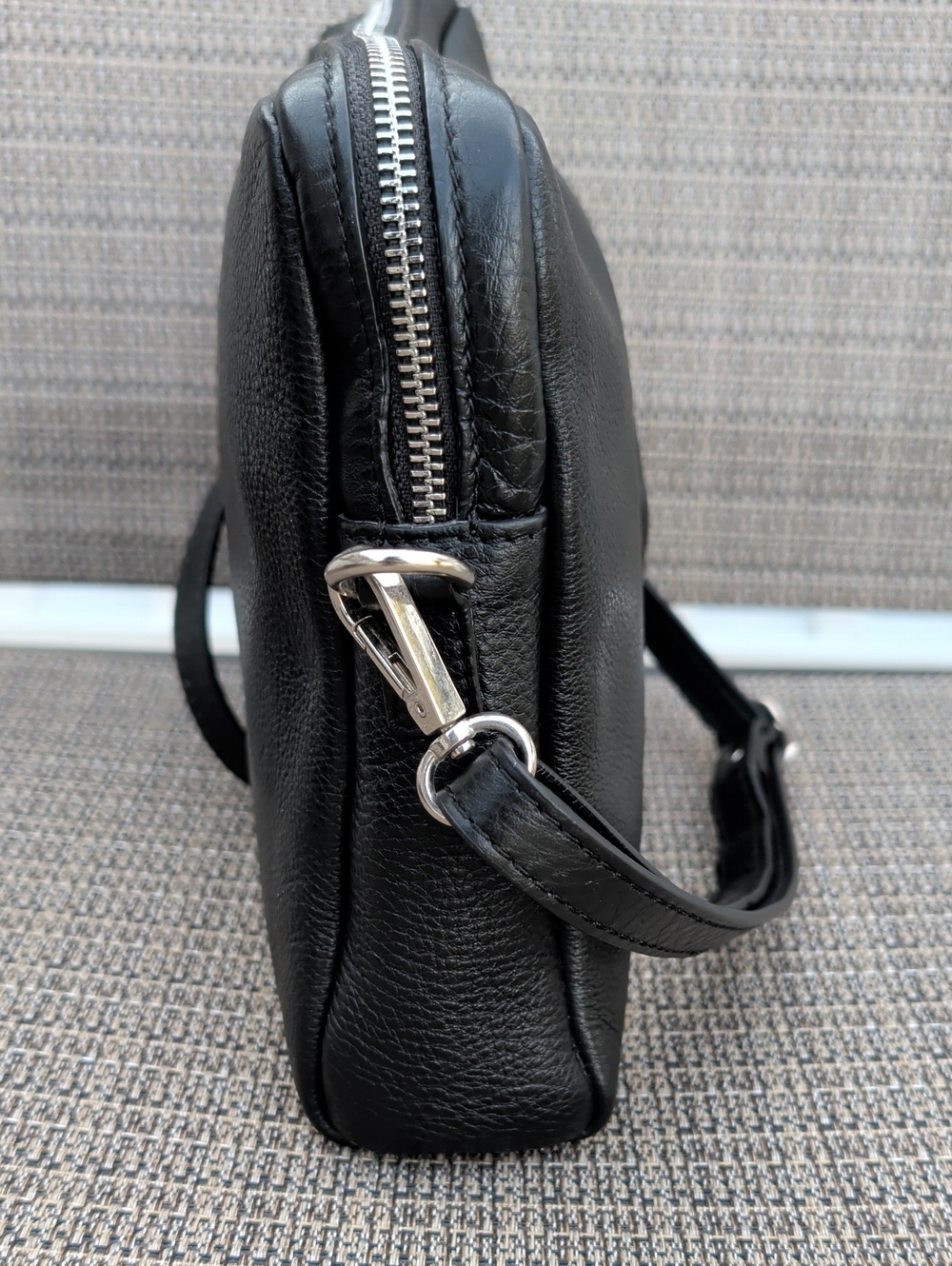 IOpelle Italia Black Leather Single Skull Embossed Crossbody Bag EUC - Picture 4 of 8